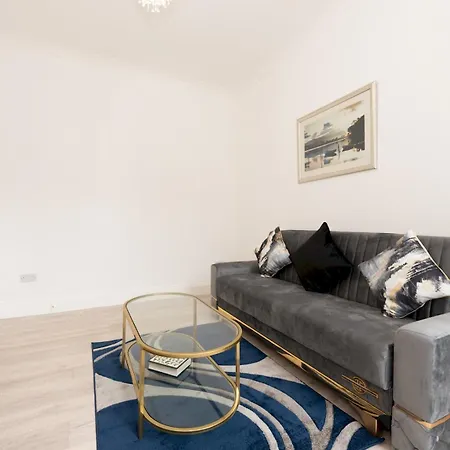 Stylish Newly Renovated Large With Garden Pass The Keys Holiday home London