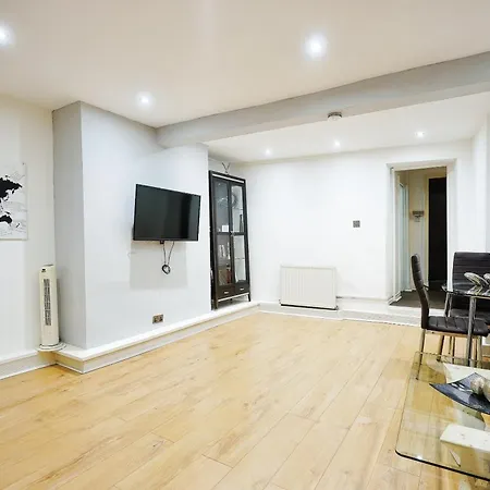 Modern Comfy And 5 Star Location Doublebeds Apartment
