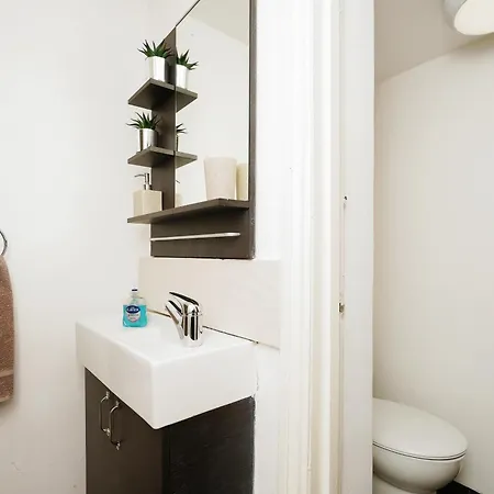 Modern Comfy And 5 Star Location Doublebeds