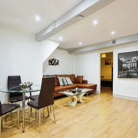 Modern Comfy And 5 Star Location Doublebeds