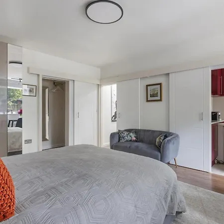 King With Garden And Parking Apartment *