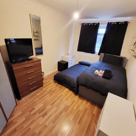 Huge And Affordable 3 Bedroom Flat In Hammersmith For 7 People With Welcome Breakfast *
