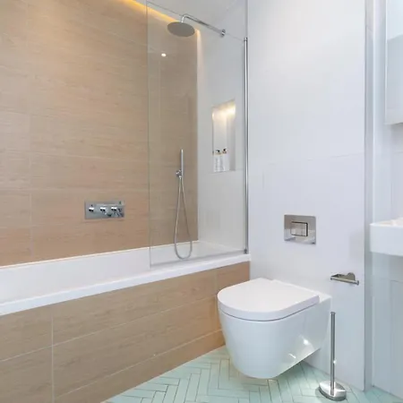 Apartment Modern Flat With Private Balcony Lift Access *