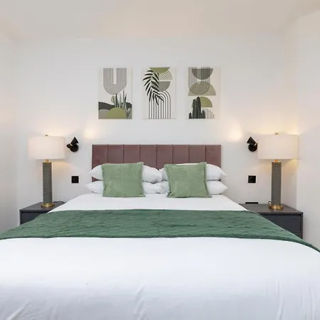 Modern Flat With Private Balcony Lift Access London