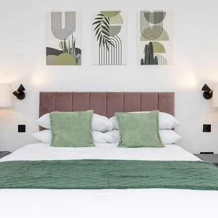 Modern Flat With Private Balcony Lift Access London