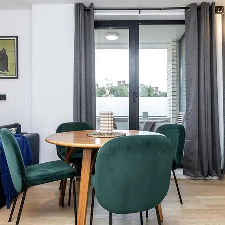 Apartment Modern Flat With Private Balcony Lift Access