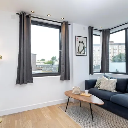 Modern Flat With Private Balcony Lift Access * London