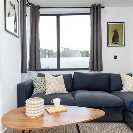 Modern Flat With Private Balcony Lift Access * London
