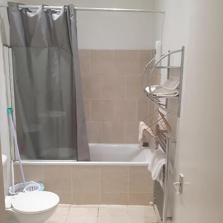 Apartment Pleasant At Crystal P London