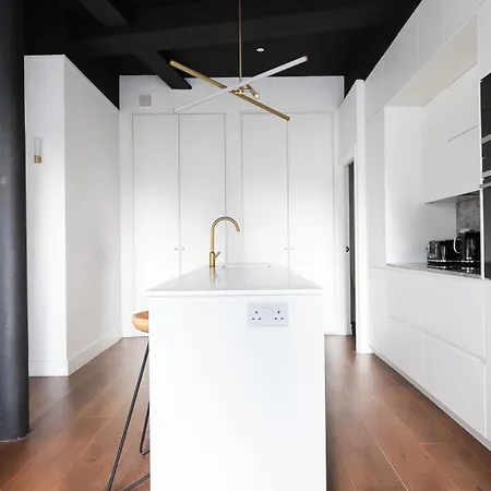 Two Adjacent Luxurious 1 Bed Apartment *