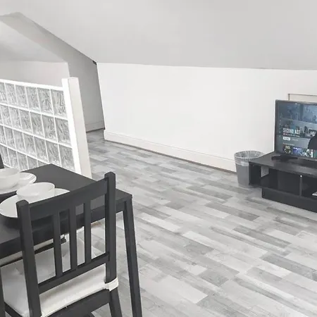 Studio Ensuite Newbury Park London *