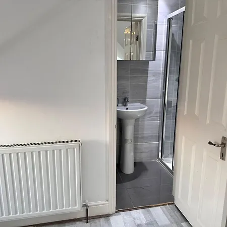 Studio Ensuite Newbury Park London Guest house