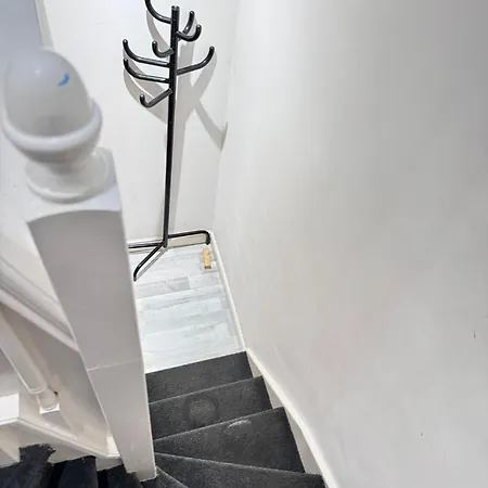 Studio Ensuite Newbury Park London Guest house *
