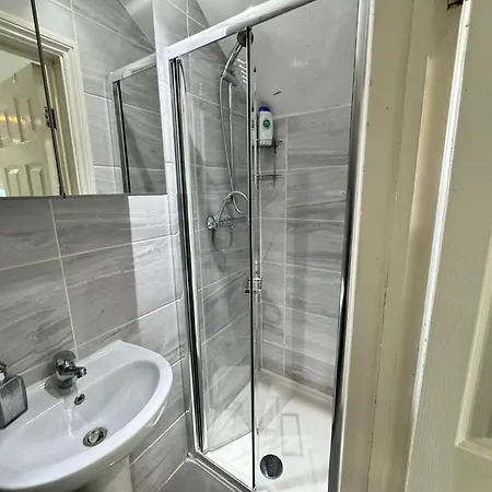Studio Ensuite Newbury Park London *