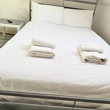 Studio Ensuite Newbury Park London Guest house *