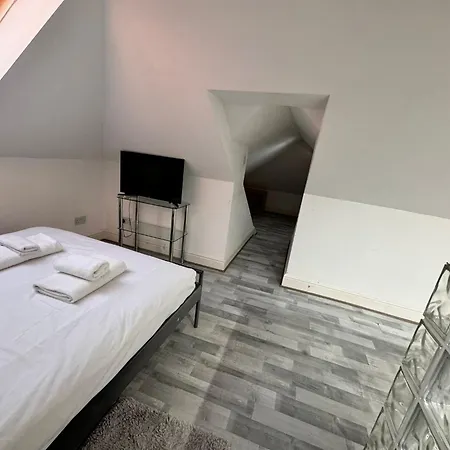 Studio Ensuite Newbury Park London