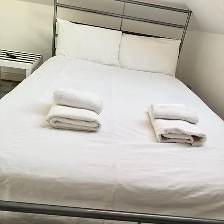 Studio Ensuite Newbury Park London Guest house