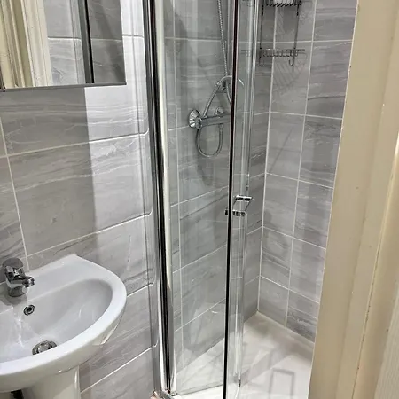 Guest house Studio Ensuite Newbury Park London