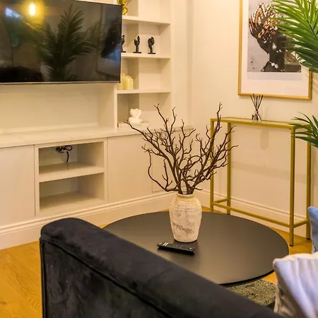 5 Bed 2 Bath House By Livestay Short Lets & Serviced With Private Garden & Jacuzzi 펜션 *