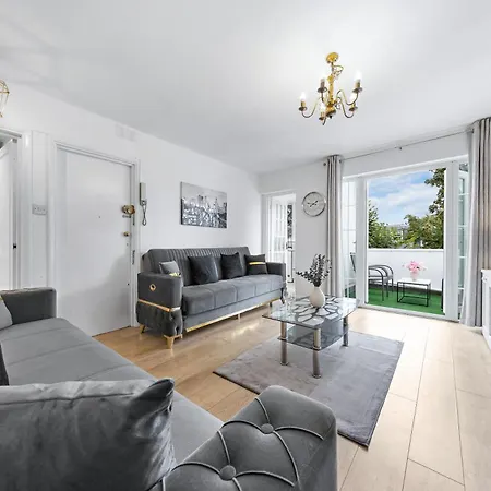 Newly Renovated Kensington 2 Bedroom With Balcony Near Harrods Sleeps 6, 2 Min Walk From Station