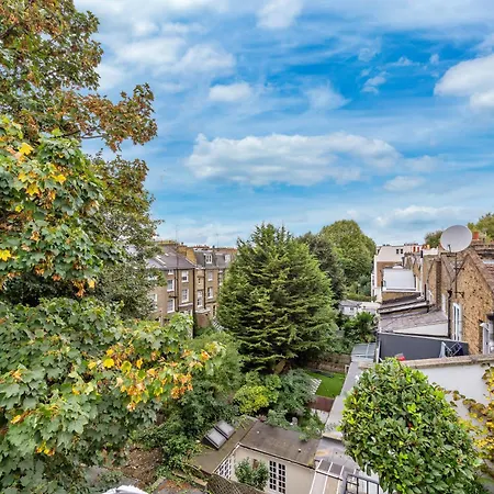 Apartament Newly Renovated Kensington 2 Bedroom With Balcony Near Harrods Sleeps 6, 2 Min Walk From Station Londyn