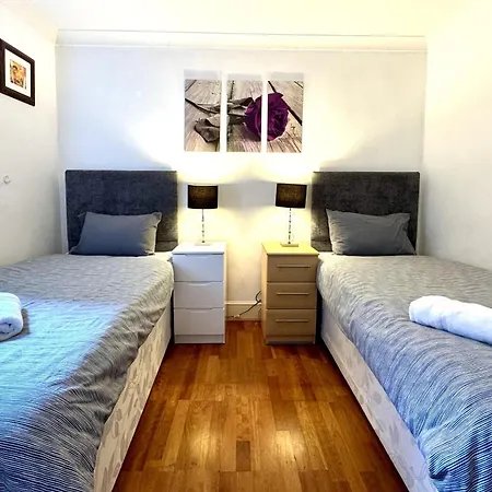 Cityscape Haven In Apartment London