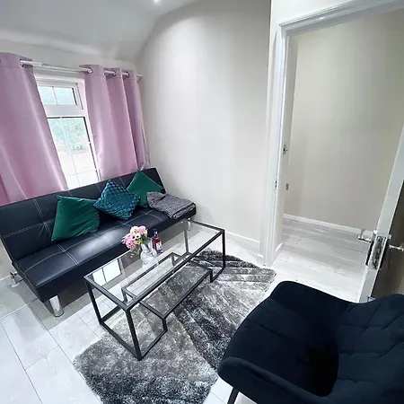 Cosy Private Flat In London, Free Parking On Premise Apartment Carshalton