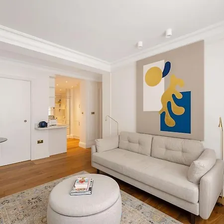 Luxury 3-bed Pavilion Road Apartment London