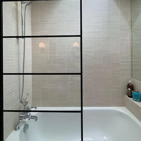Stunning Townhouse In Beautiful Notting Hill Apartment *