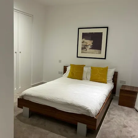 One Bedroom In Royal Wharf, Close To Airport Apartment *