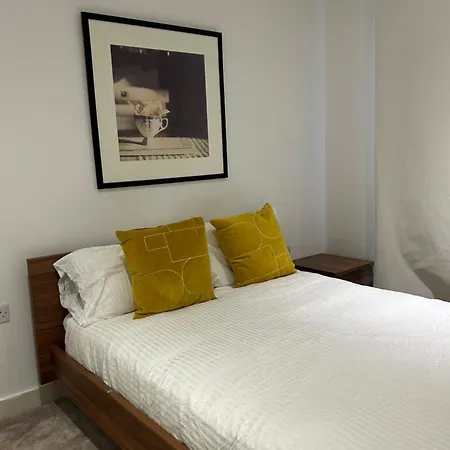 One Bedroom In Royal Wharf, Close To Airport Apartment London