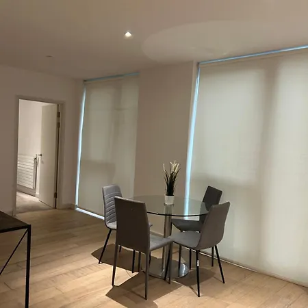 One Bedroom In Royal Wharf, Close To Airport Apartment