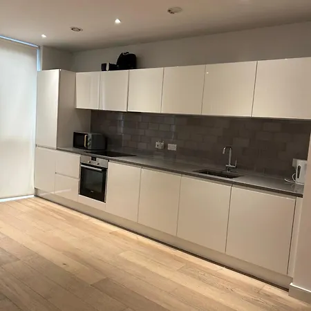 One Bedroom In Royal Wharf, Close To Airport Apartment London