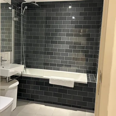 One Bedroom In Royal Wharf, Close To Airport