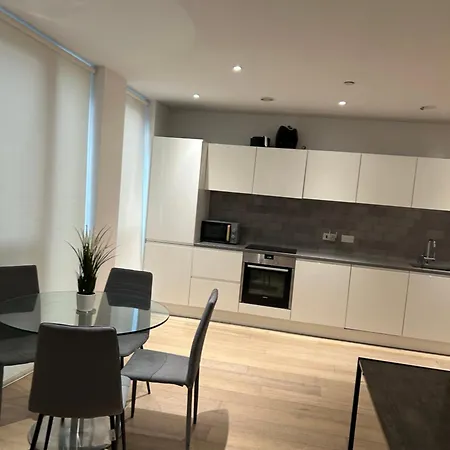 One Bedroom In Royal Wharf, Close To Airport Apartment *