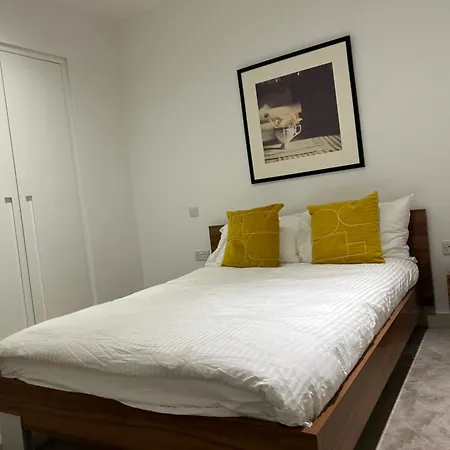 One Bedroom In Royal Wharf, Close To Airport Apartment London