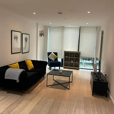 One Bedroom In Royal Wharf, Close To Airport *