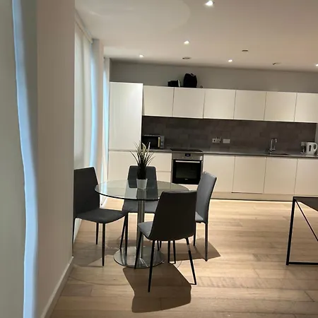 One Bedroom In Royal Wharf, Close To Airport