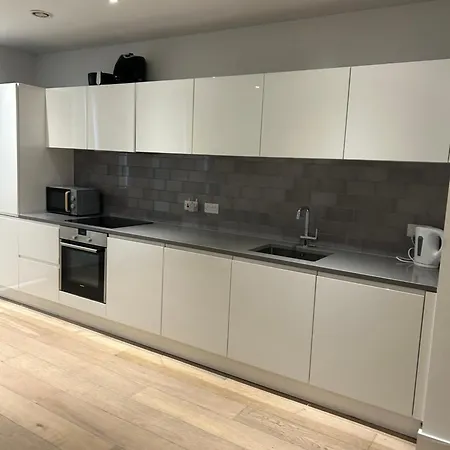One Bedroom In Royal Wharf, Close To Airport London