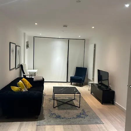 One Bedroom In Royal Wharf, Close To Airport * London