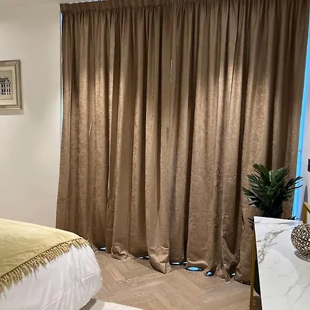 Modern 2 Bed Flat At Battersea Apartment London