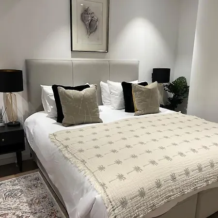 Modern 2 Bed Flat At Battersea Apartment *