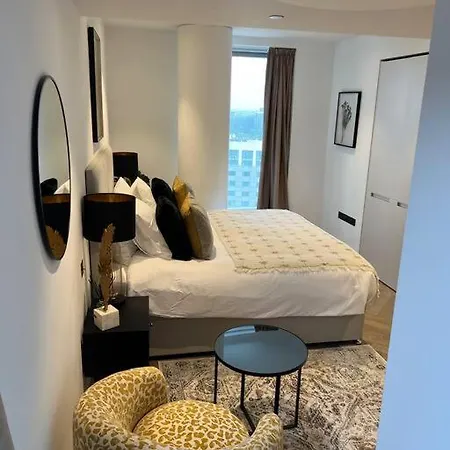 Modern 2 Bed Flat At Battersea Apartment London
