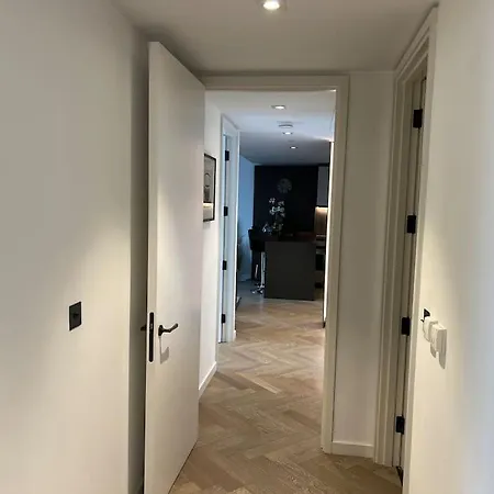 Modern 2 Bed Flat At Battersea Apartment London