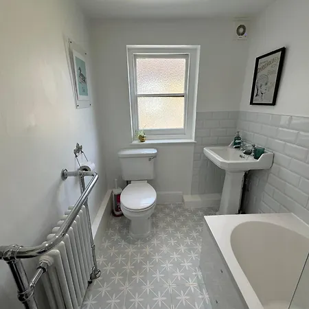 Stunningly Vibrant 1bd Flat Lower Clapton * London