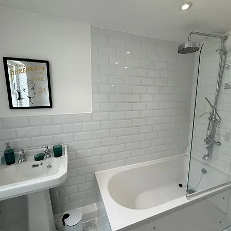 Stunningly Vibrant 1bd Flat Lower Clapton Apartment *