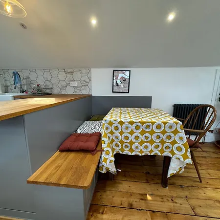 Stunningly Vibrant 1bd Flat Lower Clapton *