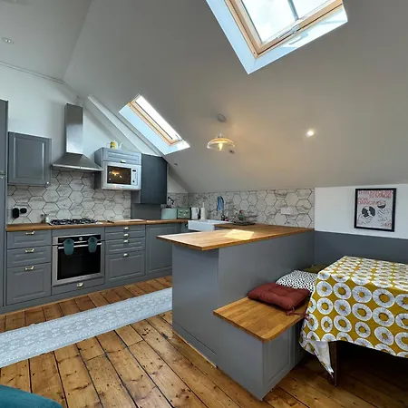 Stunningly Vibrant 1bd Flat Lower Clapton *