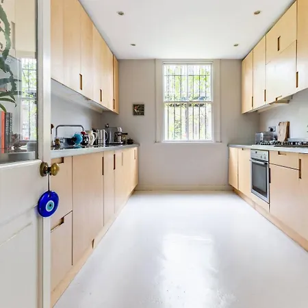 Beautiful Victorian Townhouse - 5 Bedrooms London