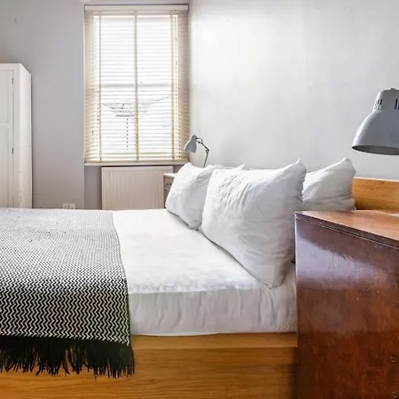 Beautiful Victorian Townhouse - 5 Bedrooms
